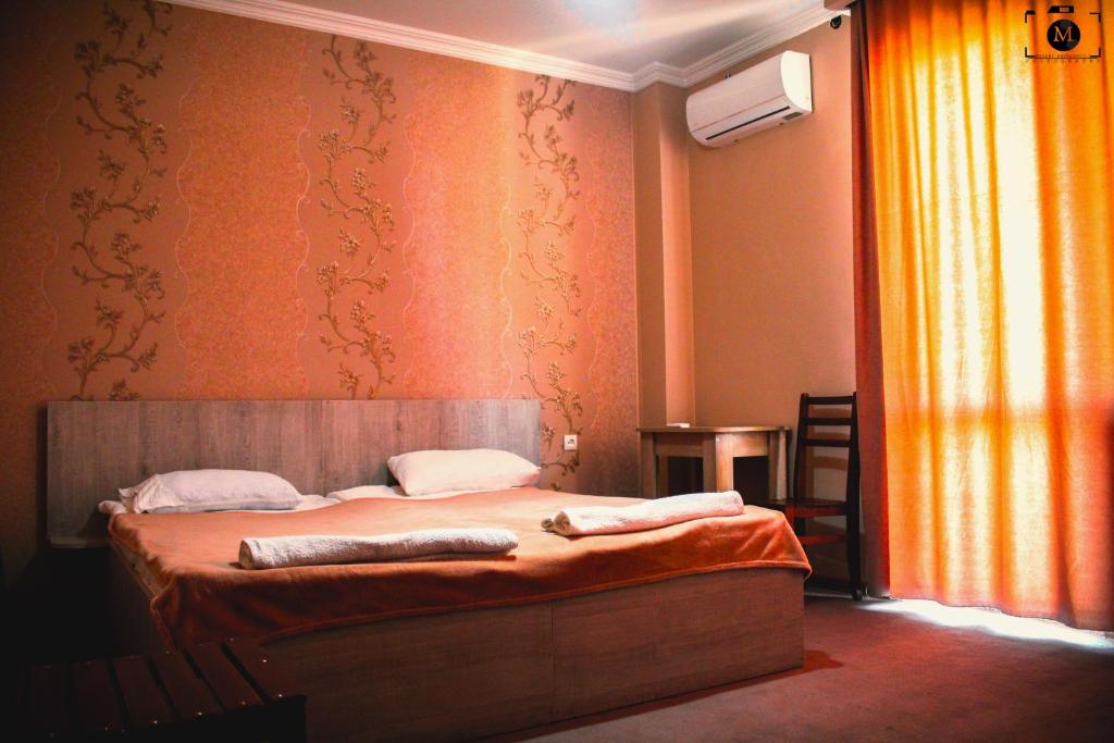 GH Sanapiro room 2