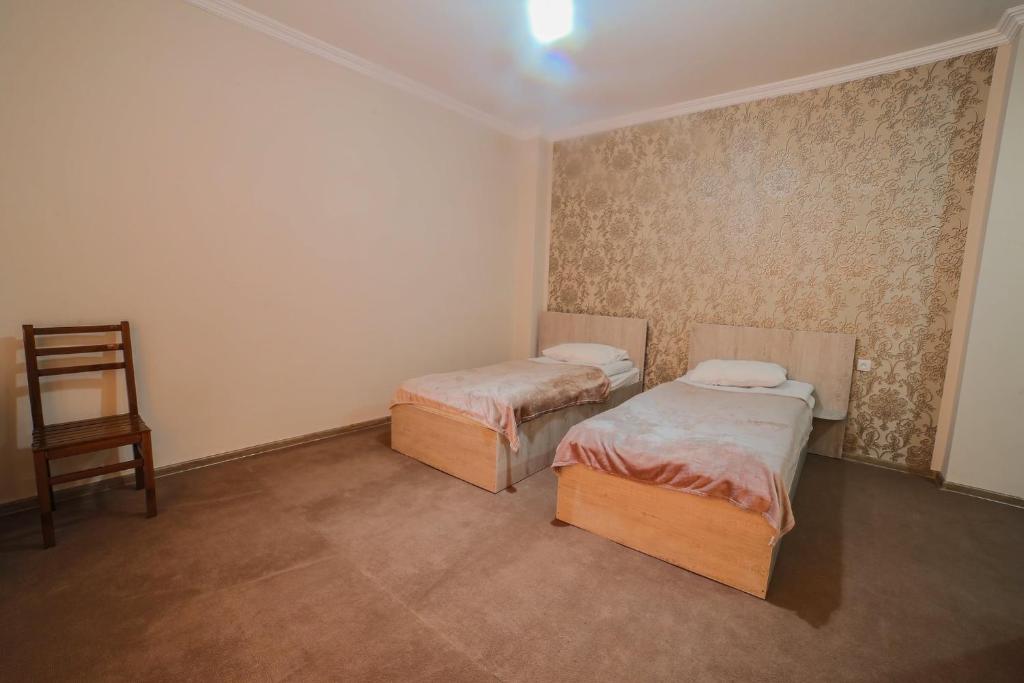 GH Sanapiro room 3